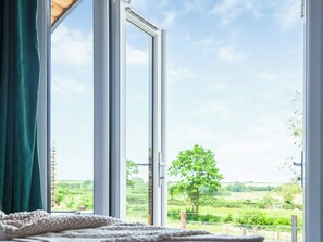 1 bedroom, free WiFi, bed sheets - 1 bedroom accommodation in Knowstone (Knowstone)