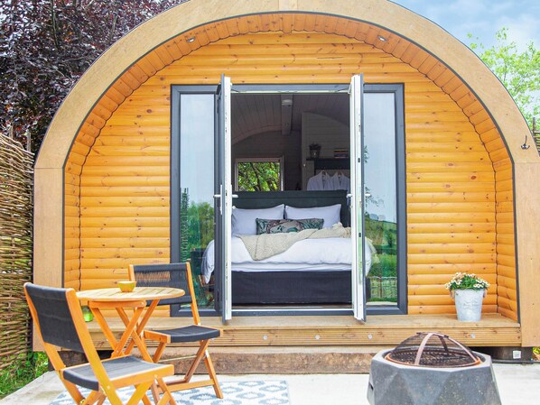 Outdoor dining - 1 bedroom accommodation in Knowstone (Knowstone)