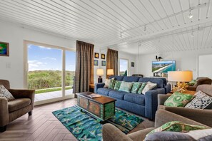 TV - Seagull`s Beachfront Retreat Near Island Bike Path (South Padre Island)