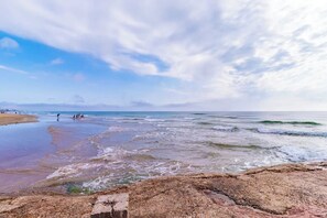Una spiaggia nelle vicinanze