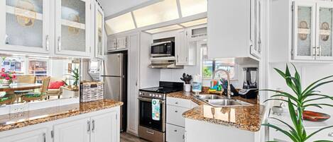 Refrigerador, microondas, horno, placa de cocina