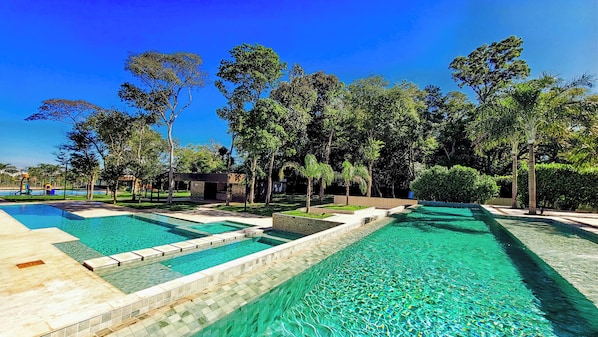 Una piscina al aire libre