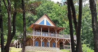 PETS WELCOME Whitetail Chalet: Your Mountain Adventure Base Near Stone Mountain!