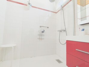 Douche, sĂšche-cheveux, serviettes fournies, savon