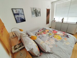 3 bedrooms, desk, iron/ironing board, free WiFi