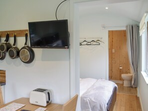 1 bedroom, bed sheets - Shepherds Hut 3 at Laddingford - UK32532 (Laddingford, near Maidstone)