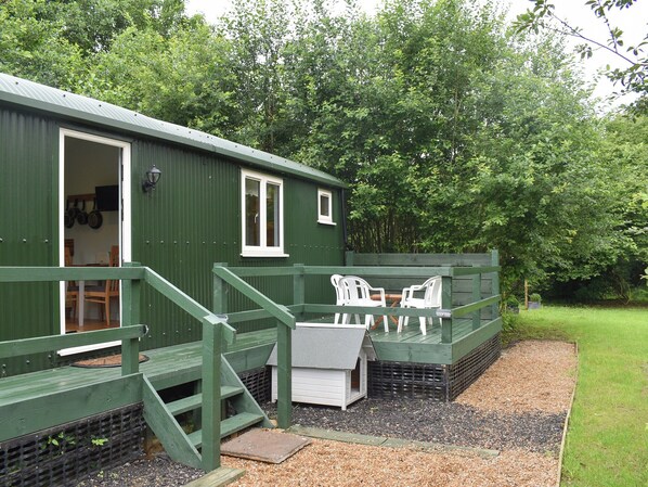 Outdoor dining - Shepherds Hut 3 at Laddingford - UK32532 (Laddingford, near Maidstone)