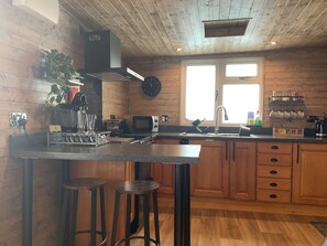 Studio | Private kitchen | Fridge, microwave, oven, stovetop - Beautiful 1-bed Studio in Boyton Launceston (Launceston)