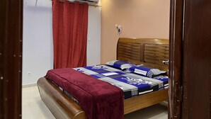 Une chambre à coucher avec un lit en bois, un rideau rouge et un plafond éclairé de lumières bleues.