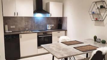 Fridge, oven, stovetop, dishwasher