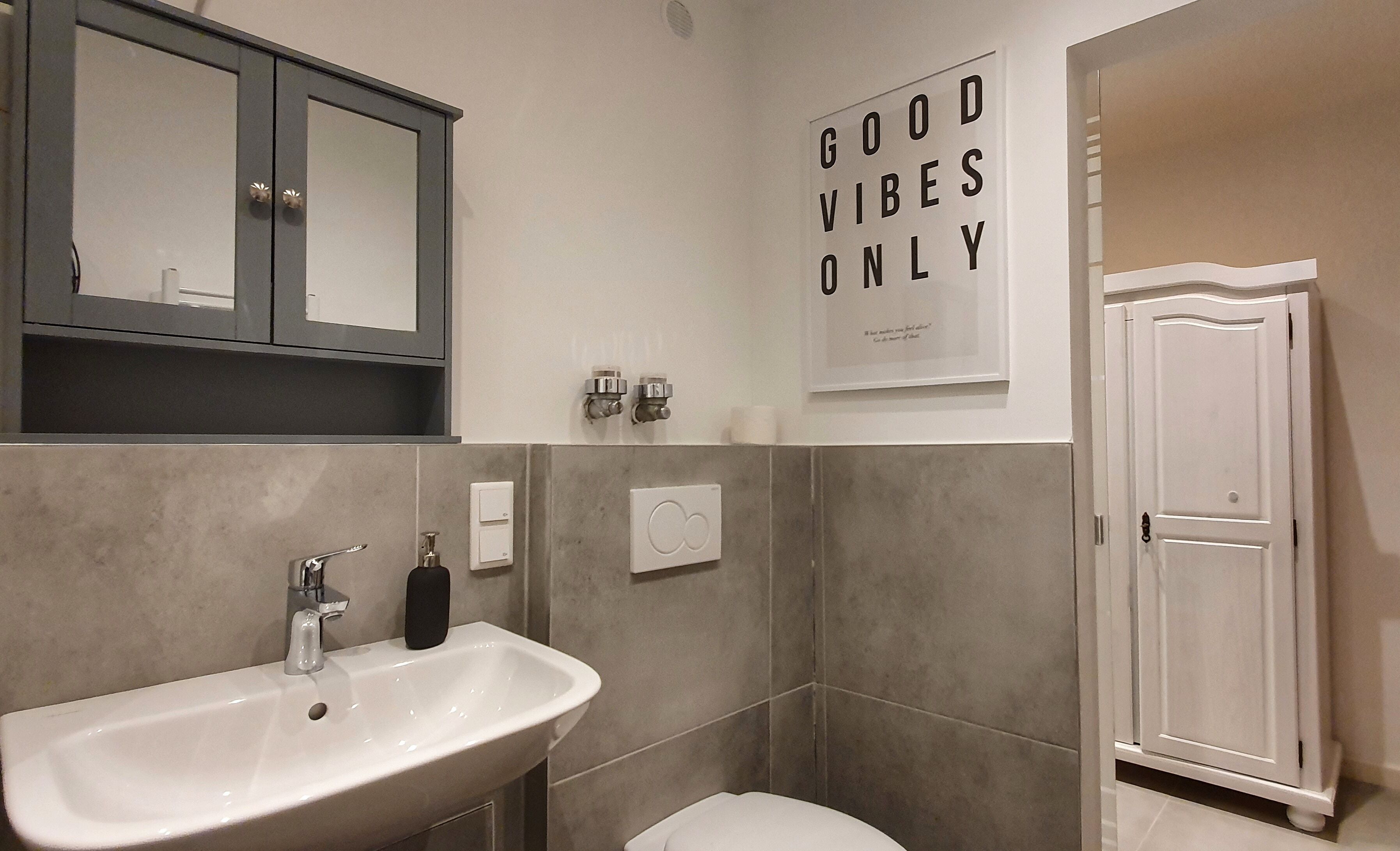 Ducha, secador de pelo, toallas y jabón