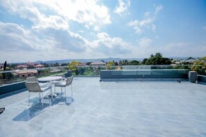 Outdoor dining - Uphills Court - Room 101 (Accra)