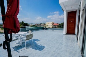 Outdoor dining - Uphills Court - Room 101 (Accra)