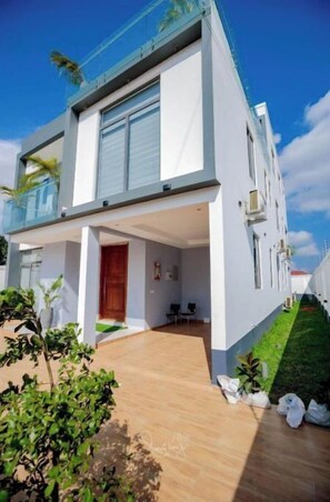 Exterior - Uphills Court - Room 101 (Accra)