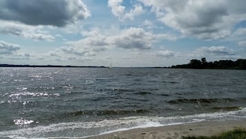 Nära stranden och solstolar