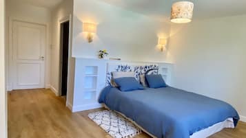 5 bedrooms, desk, soundproofing, iron/ironing board