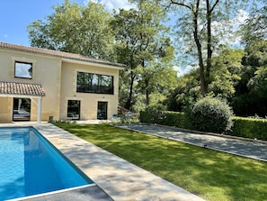 Outdoor pool - La Maison L'Eperon in the vineyards close to Saint Emilion. (Vérac)