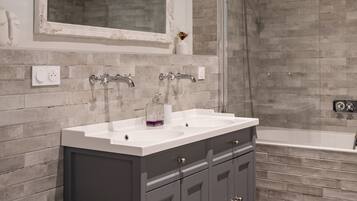 Combined shower/bathtub, hair dryer, towels, soap