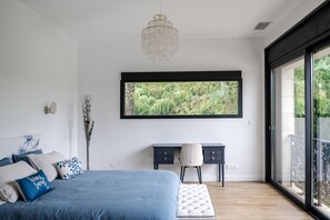 5 chambres, bureau, système d’insonorisation, fer et planche à repasser