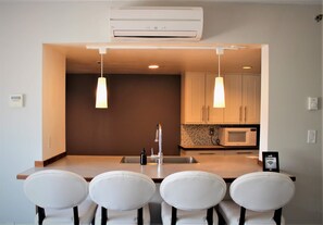 Fridge, microwave, stovetop, dishwasher - The Whistler/Blackcomb Suites (Whistler)
