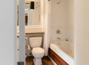 Kylpyamme, hiustenkuivaaja, pyyhkeet