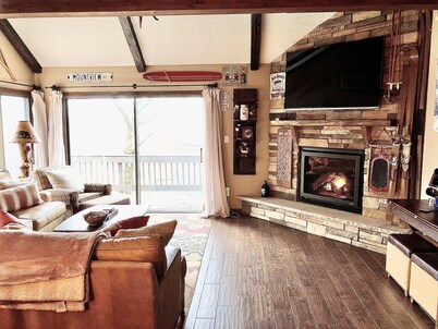 Your Four-Season Escape at Camelback Mountain
Townhouse Sleeps 10 comfortably.