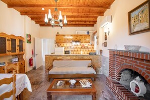 Smart TV, chimenea, libros y estéreo 