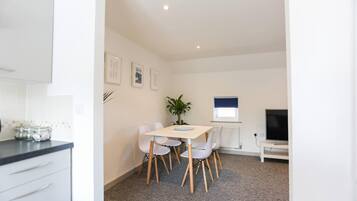 Apartment, Private Bathroom | Dining