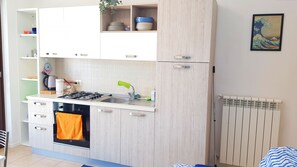 Fridge, microwave, oven, coffee/tea maker