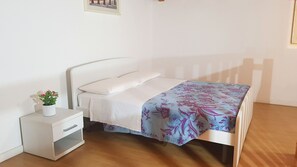 1 bedroom, bed sheets