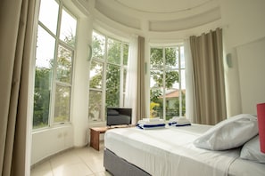5 bedrooms, desk, iron/ironing board, free WiFi
