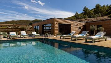 Hồ bơi ngoài trời, ghế dài tắm nắng