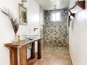 Regadera, regadera tipo lluvia, amenidades de baño gratuitas, toallas 