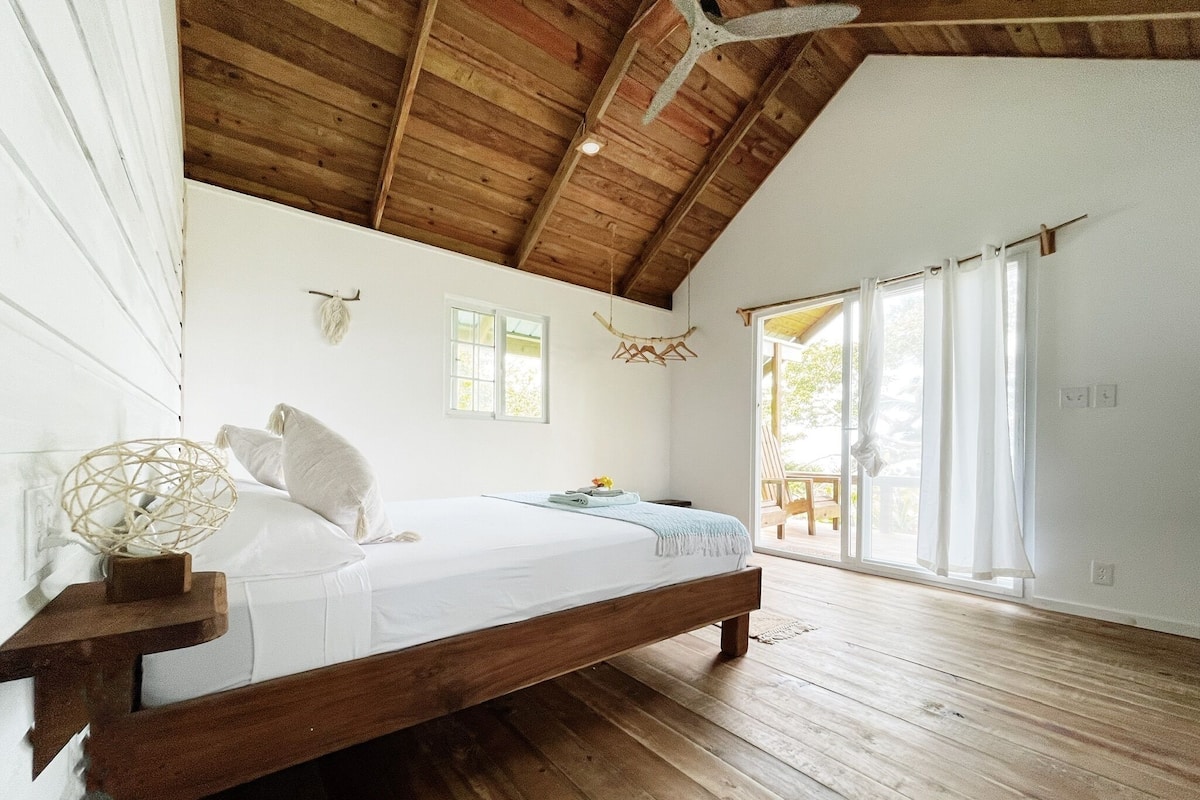 Cabaña Premium | Caja de seguridad en la habitación y decoración personalizada
