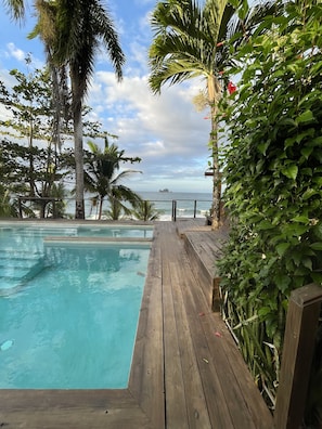 Outdoor pool - Bird Island Bungalows (Bocas del Toro)