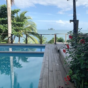 Piscina externa, espreguiçadeiras