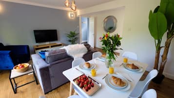 Panorama-lejlighed - privat badeværelse (Riverwalk Apartment One) | Lounge