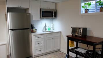 Réfrigérateur, micro-ondes, plaque de cuisson, cafetiÚre/bouilloire