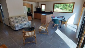 Een moderne woonruimte met keuken, eetgedeelte en zithoek.
