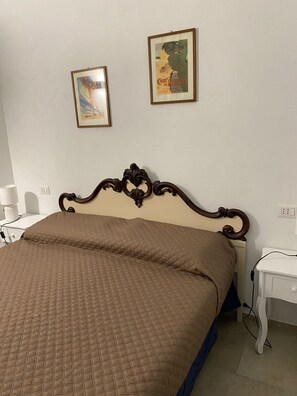 3 bedrooms, travel crib, WiFi, bed sheets