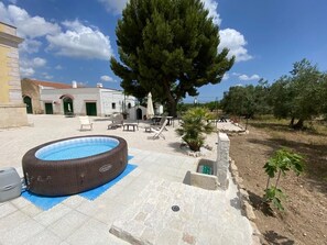 Terrace/patio - Renovated old farmhouse among olive trees and vineyards with outdoor hot tub (Corato)
