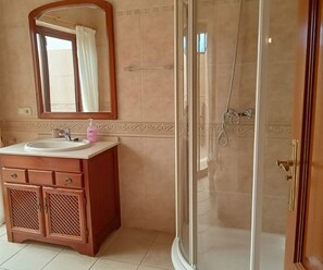 Ducha, secador de pelo, bidet, toallas