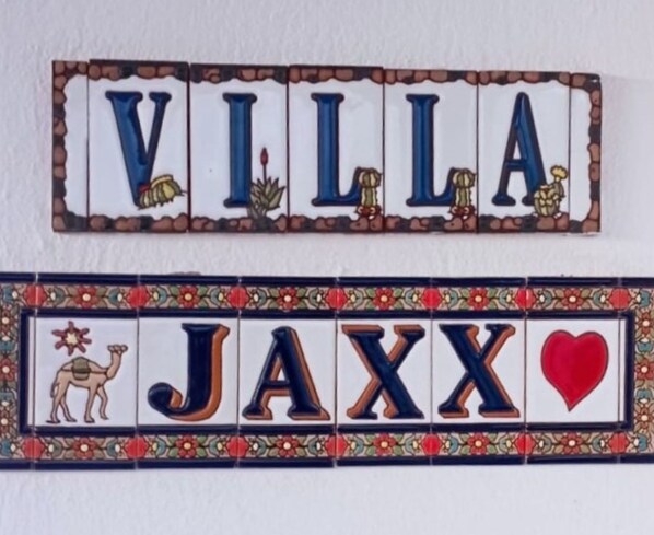 A decorative tile with the name "VILLA JAXX" and a camel illustration. - Welcome to Villa Jaxx (Playa Blanca)