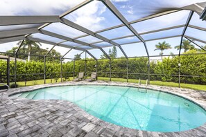 Una piscina al aire libre, una piscina climatizada