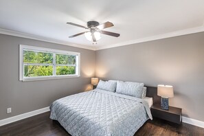 3 slaapkamers, een bureau, een strijkplank/strijkijzer, reisbedje