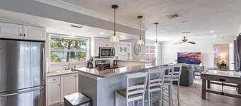 Naples paradise close to the beach and 5th Ave