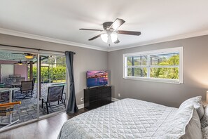 3 dormitorios, escritorio, tabla de planchar con plancha y cuna de viaje