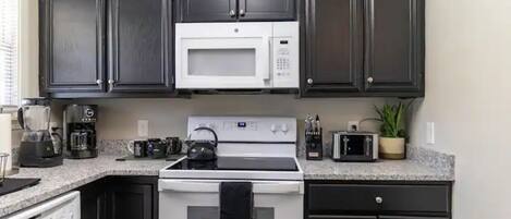 Réfrigérateur, micro-ondes, four, plaque de cuisson