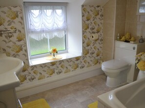 A bathroom with a window, toilet, sink, and bathtub. - 2 bedroom accommodation in Praze-an-Beeble, near Hayle (Praze-an-Beeble, near Hayle)
