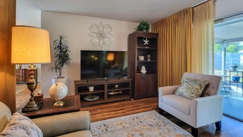 NEW Retro Relaxation in Stylish Rockledge Oasis